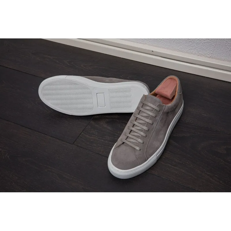 Skolyx Premium sneaker in light grey suede