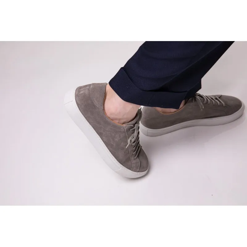 Skolyx Premium sneaker in light grey suede